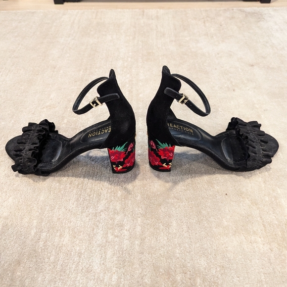 Embroidered heels - Picture 3 of 7